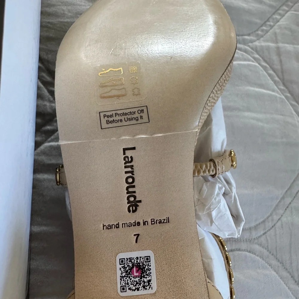 Larroude Gio Milanina Sandal Beige/Raffia made in Brazil.
New in original box. - Picture 7 of 11